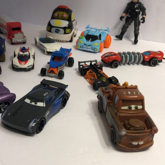 Lot of 16 different size brands 1 military guy &1 VTech police cars 1 H-W case - Picture 4 of 11
